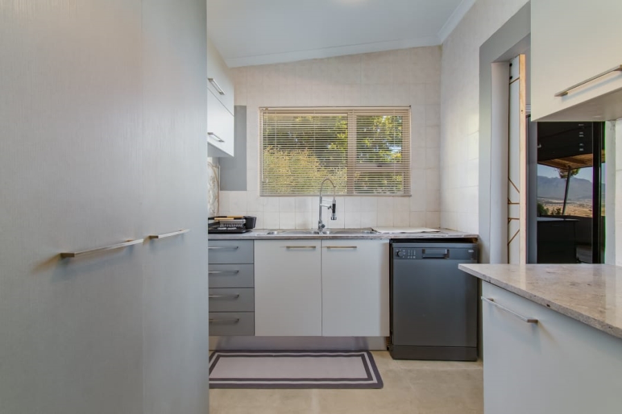 To Let 4 Bedroom Property for Rent in Mountainside Western Cape